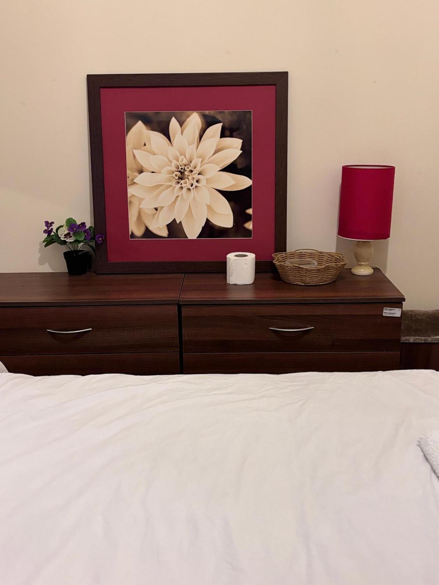 Lovely Room Within 5 Mins Walk To Stoke Train Station With Double And Single Room Bagian luar foto